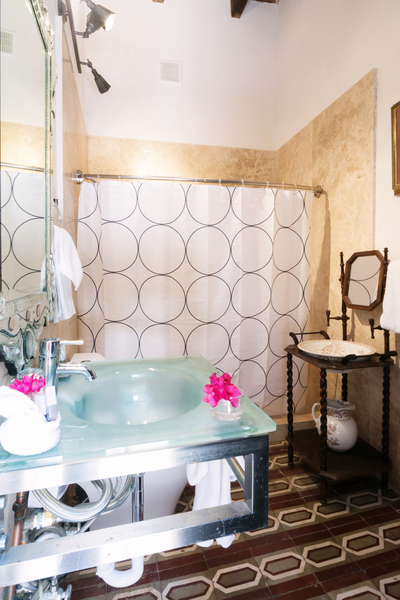 Classic Queen Photo 4